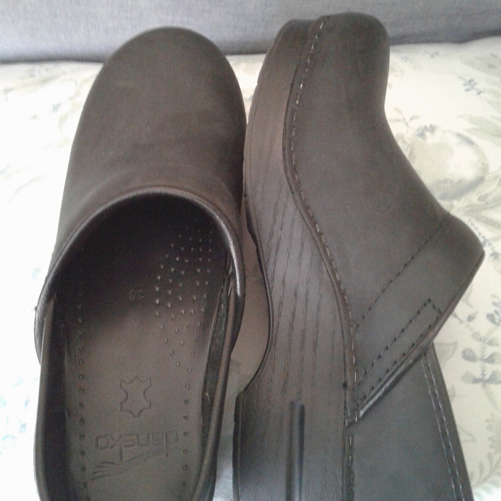 Dansko 36 Black Oiled